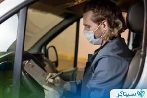 راننده در حال تکمیل فرم آزمایشات کارت سلامت